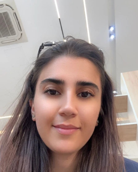 <p><span><strong>Elena R.</strong></span></p>